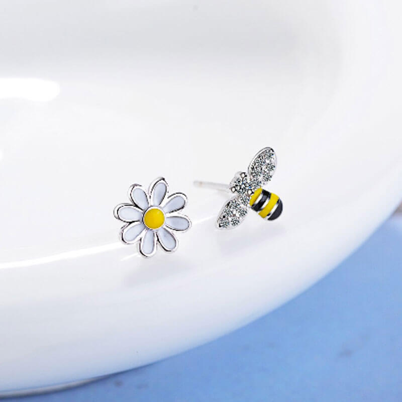 Bee and daisy stud earrings for women